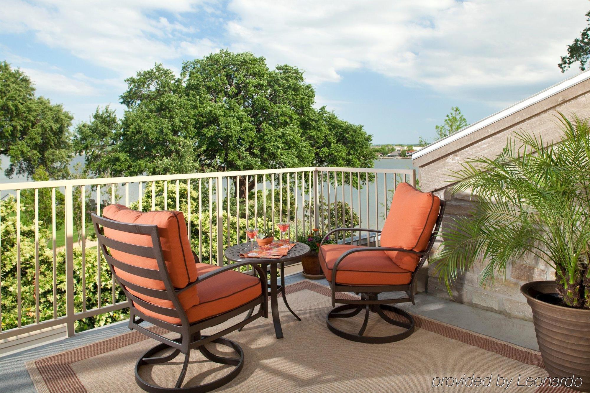 Inn On Lake Granbury Ανέσεις φωτογραφία